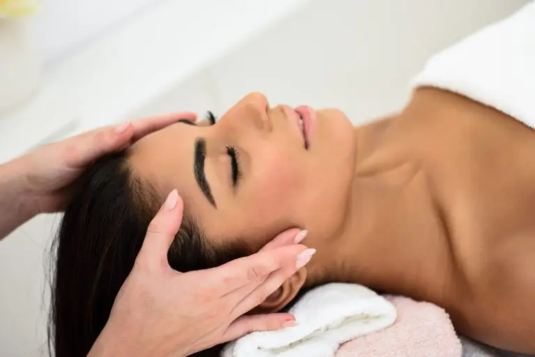 woman receiving head massage in spa wellness cente 8RGBXME 768x513.jpg 2
